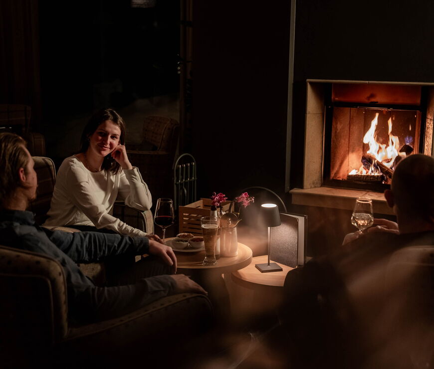 Lobby mit Kamin im Hotel Burgwald