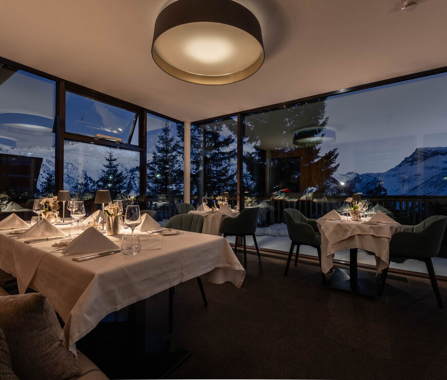 Restaurant mit Ausblick auf die Berge im Hotel Burgwald