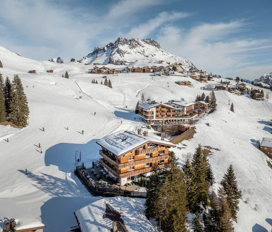 Hotel Burgwald mit Bergblick