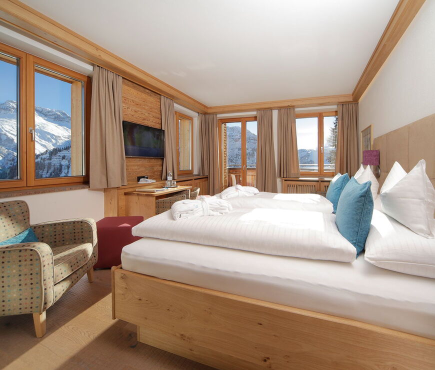 Zimmer mit Ausblick im Hotel Burgwald in Oberlech, direkt am Skigebiet Lech am Arlberg